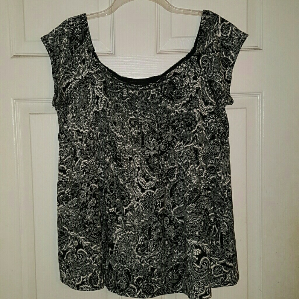 Torrid Paisely Black White Blouse 2 - Picture 2 of 5
